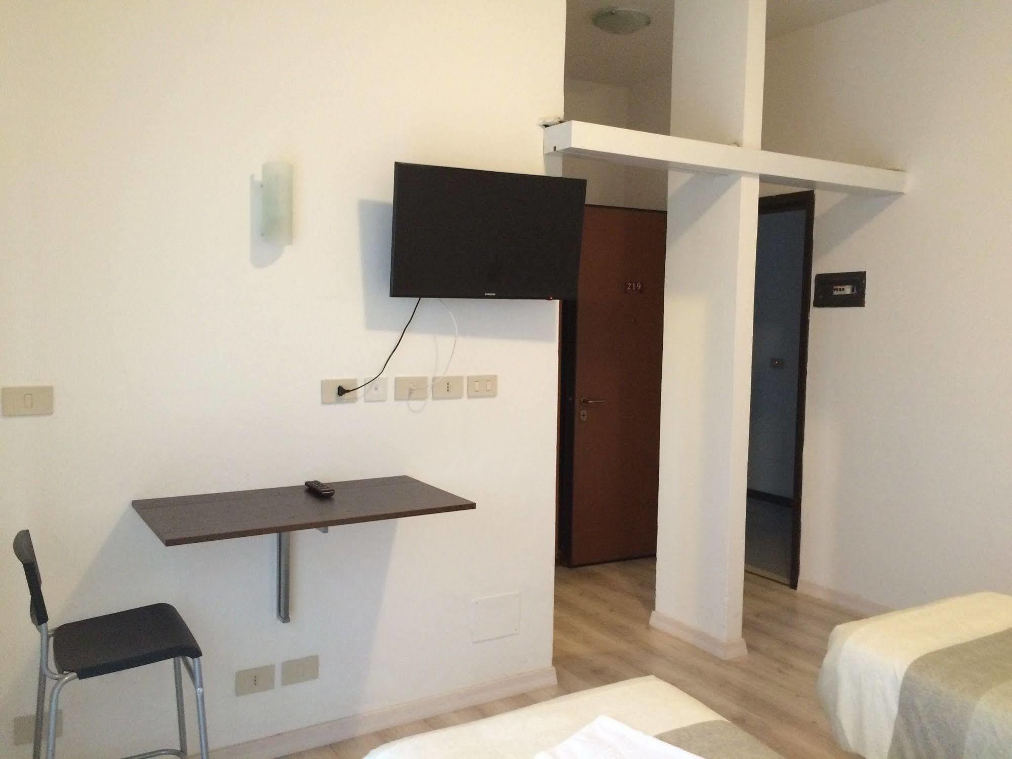 Residence Europa Piacenza Bagian luar foto